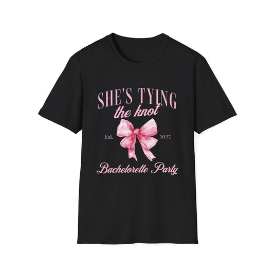 She's tying the knot bachelorette party 2025 T-Shirt